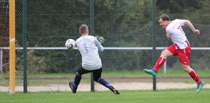 Hier schießt MSV-Stürmer Hauke-Sören Heidorn (rechts) am Appener Keeper Justin Konietzka, aber auch am Tor vorbei.