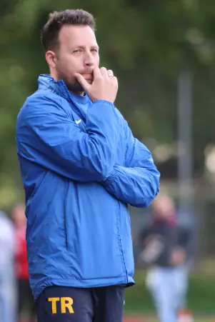 Über den sechsten Sieg im achten Saisonspiel<br>konnte sich Martin Gerke, Erfolgscoach des FC<br>Alsterbrüder II, freuen.