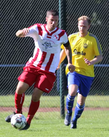 MSV-Kapitän Christian Posern (links) ist hier vor dem<br>Tangstedter Florian Ahrens am Ball.