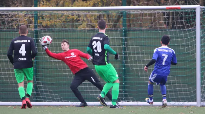 HSV-Keeper Christian Metting (2. von links) streckt sich vergeblich: Der vom Niendorfer Karim Khaled Mohammed Hashem (rechts) geschossene Ball schlägt zum 1:3 ein.