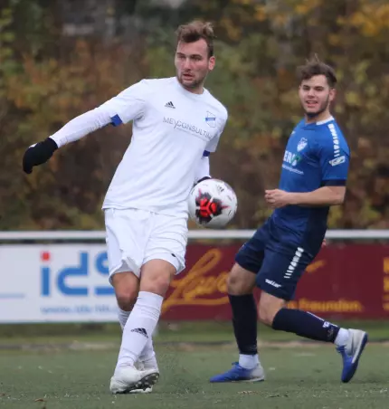 Torschützen unter sich: Hier ist Kjell Ellerbrock, der für die<br>Tornescher zum 2:2-Endstand egalisierte, vor dem Curslacker Doppeltorschützen Marco Schubring am Ball.