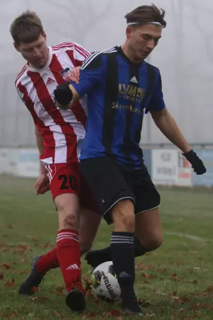 Lennart Gössing (TSV Holm, links) im Duell mit<br>dem Tornescher Auron Gashi.
