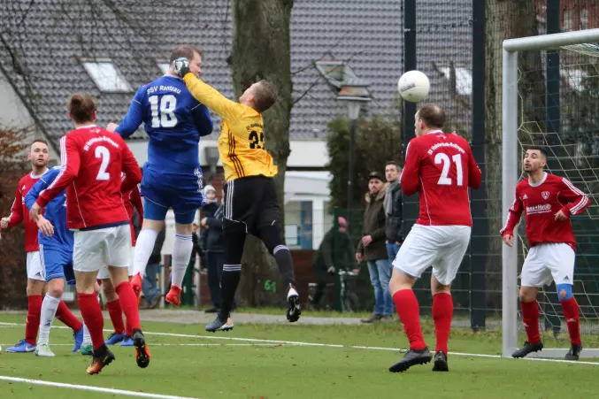 Der Moment der Entscheidung: Der Rantzauer Jan-Niklas Rohr (im blauen Trikot, 2. von links) köpft über HR-Keeper Knut-Ole Mohr (im gelben Trikot) hinweg zum 3:1-Endstand ein.
