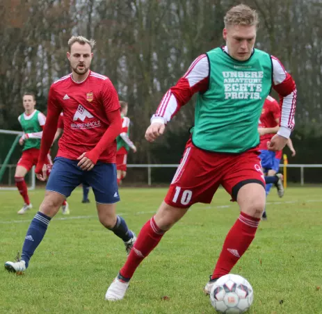 Dominik Petersen (Rugenbergen II, rechts) ist hier vor dem späteren Haseldorfer Gelb-Rot-Sünder Lukas Nickels am Ball.