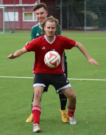 Maurice Wenk (hinten), hier noch im SVNA-Trikot gegen<br>den Bergstedter Nils Burmann, verteidigt zukünftig für<br>die Börnsener.