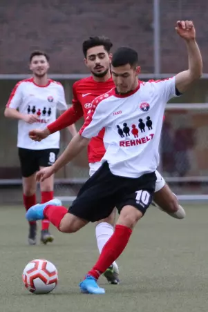 Hassan Zarei (SVR, vorne) kommt hier vor dem<br>Eimsbütteler Hammed Umer Nawaz zum Schuss.