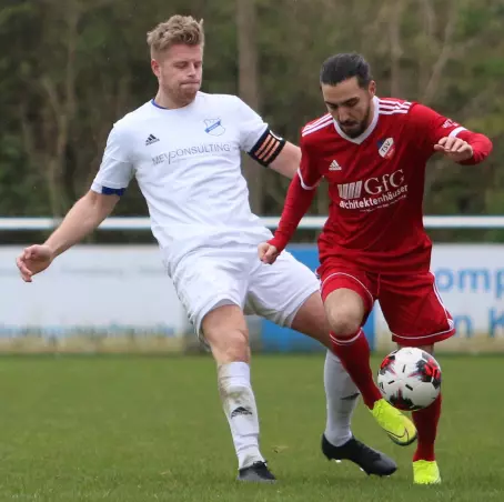 Der Saseler Tolga Celikten (rechts) behauptet den Ball hier vor Union-Kapitän Fabian Tiedemann.