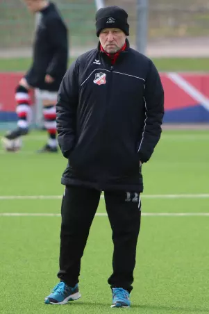 Für Wolfgang Geelhaar, den Trainer der Altonaer<br>Reserve, gab es einen Kantersieg.