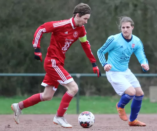 Emre-Can Öncü von der TBS-Dritten (rechts) im Duell mit dem Heistmer Doppeltorschützen Hannes Grossmann.