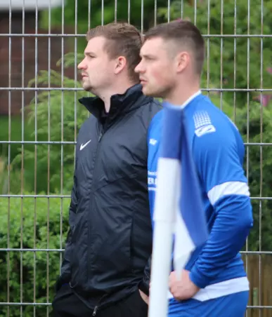 Reist am Sonnabend nicht nach Niendorf: Marius Nitsch (links),<br>Trainer des USC Paloma II.