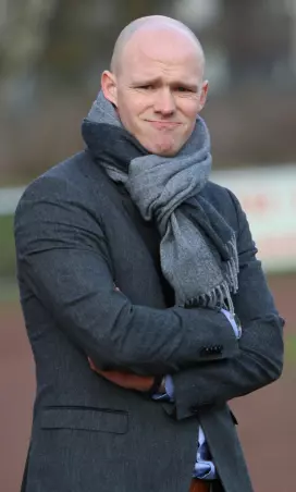 Felix Karch, Ex-Coach der Dritten Herren<br>des Hamburger SV und nun Trainer der<br>B-Juniorinnen des Vereins, muss mit<br>seinem Team eine Pause einlegen.
