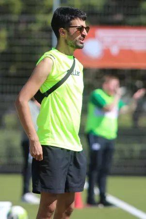 Coach Alireschad Hekmat und sein USC Paloma<br>III müssten in diesem Beispiel aus der Kreisliga<br>5 in die A-Kreisklasse absteigen, obwohl sie bei<br>einer regulären Austragung der Rest-Saison<br>noch alle Chancen auf die sportliche Rettung<br>hätten.