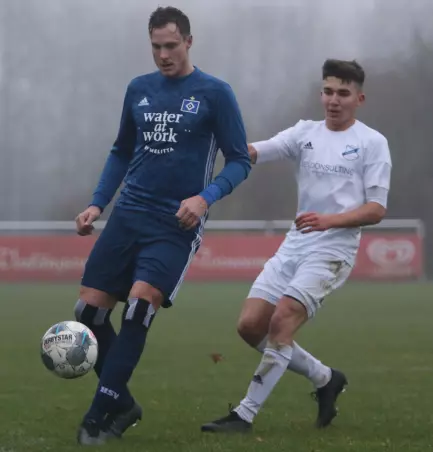 Ex-Nationalspieler Marcell Jansen (links), der hier vor Morris von Winckelmann von Union Tornesch am Ball ist, läuft auch in der kommenden Saison für den Hamburger SV III auf.