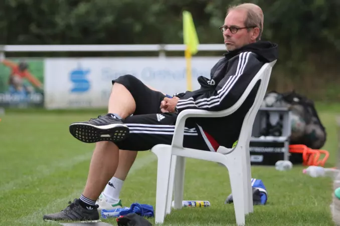 Andreas Prohn, hier noch im Trainingsanzug des Niendorfer TSV, sitzt ab dem Sommer wieder auf der Trainerbank der Norderstedter A-Jugend.