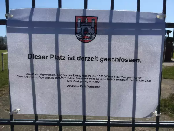 Auf den Sportplätzen in Niedersachsen, hier der des SV Bendestorf im Landkreis Harburg, wird in den kommenden Monaten kein Ball rollen.