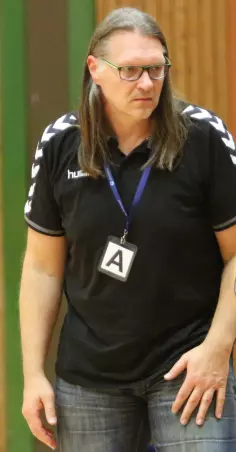 Ob Trainer Dieter Fleischmann mit<br>dem THB Hamburg 03 in die Oberliga<br>aufsteigen kann und möchte, ist<br>noch fraglich.