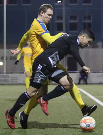 Louis Rytina (hinten), hier gegen Abdul Kerim Eken<br>vom Harburger TB, kickt in der kommenden Saison in<br>der Oberliga.