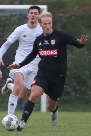 Marvin Karow (vorne), der hier vor Björn Dohrn<br>vom FC Union Tornesch am Ball ist, kickt auch<br>in der kommenden Saison für den Niendorfer TSV.
