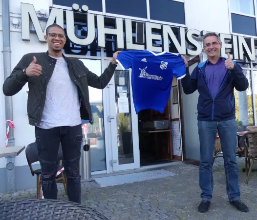 SSV-Ligamanager Otto Hartlieb (rechts) freute sich über die von Beginn an positiven Gespräche mit Adrian Sousa und letztlich die Verpflichtung, die vor dem Restaurant Mühlenstein in Wedel (natürlich mit körperlichem Abstand) besiegelt wurde.
