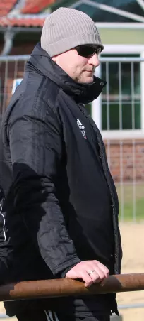 Warm anziehen müssten sich<br>Trainer Patrick Bethke und sein<br>SC Pinneberg, falls sie die<br>Bezirksliga halten, in der<br>kommenden Saison im Falle<br>einer Liga-Aufstockung.