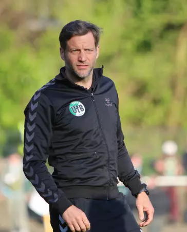 Trainer Rolf Landerl und der VfB Lübeck wollen in die<br>Dritte Liga.
