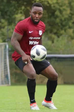 Wird beim FC Elmshorn vom Spieler zum<br>Trainer: Junior Isaac Ngole Ndame.