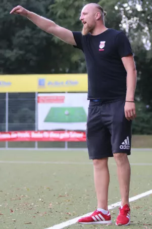 Co-Trainer Benjamin Blume (Foto) und Chefcoach Daniel Schulz schaffen mit dem TuS Osdorf II den Aufstieg, weil sie als Spitzenreiter der Kreisliga 2<br>einen Punkt mehr als ihre beiden Verfolger SC<br>Sternschanze III und Niendorfer TSV IV haben.