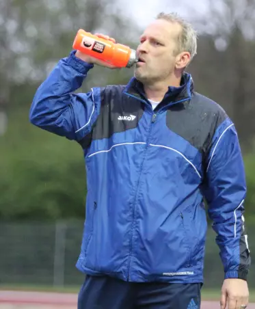 Bleibt er in der Landesliga, oder geht er in die Bezirksliga?<br>Trainer Mathias Timm und Blau-Weiß 96 Schenefeld<br>steigen möglicherweise freiwillig ab.