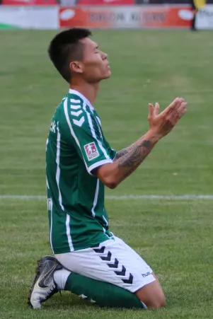 Die Gebete von Verteidiger Dongsu Kim<br>scheinen erhöhrt zu werden: Sein VfB Lübeck<br>steigt, eine Zustimmung der Delegierten-<br>Versammlung vorausgesetzt, in die Dritte Liga auf.