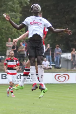 Eliezer Corraia Cà im LSK-Trikot im Luftkampf<br>an seiner früheren Wirkungsstätte, der<br>Adolf-Jäger-Kampfbahn.