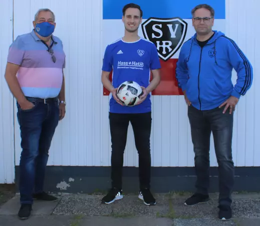 Zum Foto stellten sich: Der 1. Vorsitzende Hans Jürgen Stammer mit HR-Vereinsmaske (von links), Neuzugang Pascal Haase und der Sportliche Leiter Oliver Berndt.