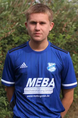 Das blaue Tornescher Trikot tauscht Michel<br>Nicolaisen gegen das rote der SV Lieth ein.