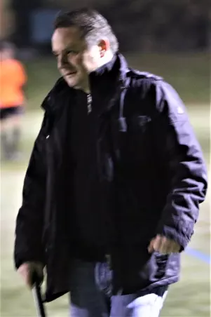 Trainer Joachim Spautz und Grün-Weiß<br>Eimsbüttel II schaffen als A-Kreisklassen-<br>Zweitplatzierter mit dem besten Punkte-<br>Quotienten den sofortigen Wiederaufstieg in<br>die Kreisliga.