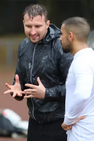 TuS-Trainer Jerzy Kopij (links) zieht mit seinen<br>Schützlingen an den Von-Elm-Weg.