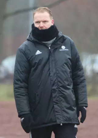 Warm anziehen muss sich Nils Hachmann mit dem<br>Kummerfelder SV: Nachdem der HFV den besten<br>Vizemeister der abgebrochenen Bezriksliga-Serie<br>nicht aufsteigen ließ, gibt es in der neuen Saison<br>viele Titel-Rivalen.