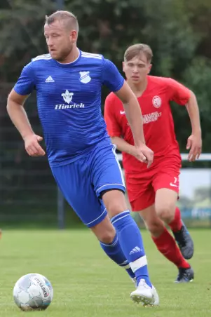 Der Tornescher Doppelpacker Jan Eggers<br>(vorne) hat hier den Eimsbütteler Niklas Bär<br>abgehängt.
