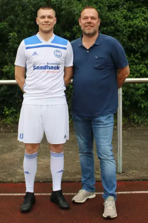 Der Schenefelder Fußball-Abteilungsleiter<br>Andreas Wilken (rechts), hier mit seinem zum<br>Liga-Kader gehörenden Sohn Fabio Bandow,<br>will nicht in die Bezirksliga Süd.