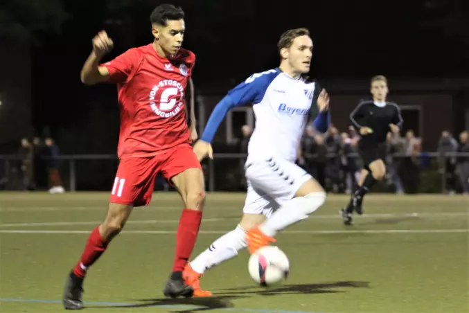 Der starke Pinneberger Ramy Mansour (links) enteilt dem Schnelsener Marius Reiper.