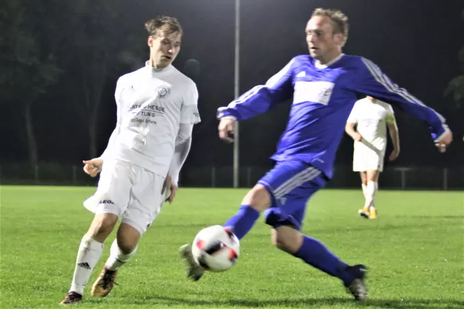 Einst Mitspieler in Hetlingen, trafen Dominik Zink (HMTV, links) und SCP-Akteur Jan Jania nun als Gegner aufeinander.