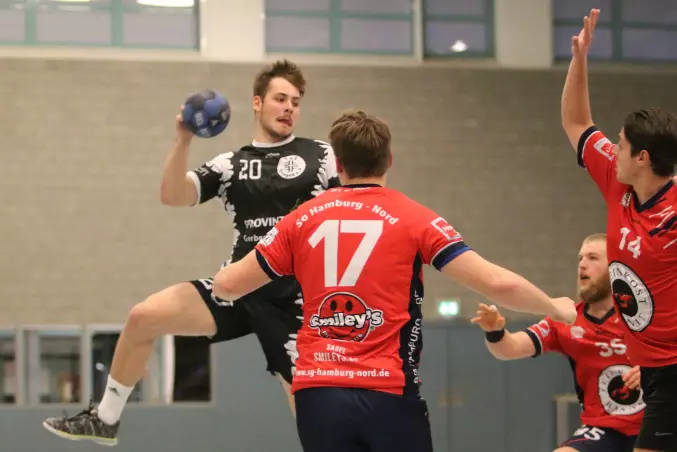 Am vergangenen Sonnabend traf Max Lemke (links) mit dem TuS Esingen auf die SG Hamburg-Nord II. Dies war möglicherweise für längere Zeit das letzte Punktspiel für beide Teams.