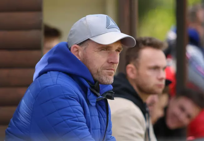 Heiko Barthel sitzt auch über das Ende der aktuellen Saison hinaus auf der HR-Bank.