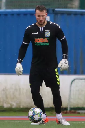 Können Torwart Fabian Landvoigt und sein SV<br>Todesfelde, der nach dem Abbruch der Saison<br>2019/2020 zum Oberliga-Meister erklärt<br>worden war, ihren Titel in der aktuellen Serie<br>noch sportlich verteidigen?