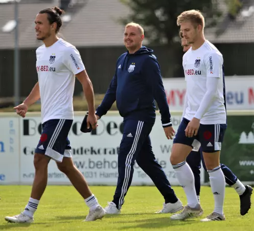Können Trainer Jean-Pierre Richter (Mitte) und seine Spieler mit der TuS Dassendorf den Titel des Hamburger Meisters verteidigen, oder wird die Saison 2020/2021 ohne Wertung abgebrochen?