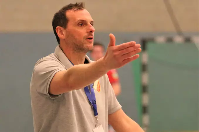 Wann Tobias Skerka, Trainer des Nordost-Drittligisten HG Hamburg-Barmbek, wieder an der Seitenlinie stehen wird, ist fraglich.