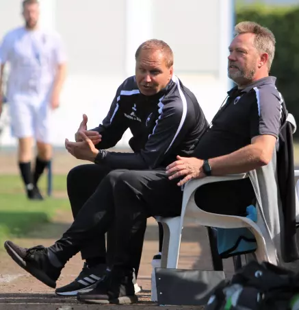 Sitzen weiter nebeneinander an der Seitenlinie: Co-Trainer<br>Frank Weche (links) und Chefcoach Matthias Jobmann.