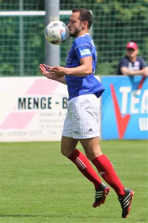 Darf Karim Ben-Cadi mit seinem Rostocker FC<br>bald wieder in der Oberliga Nordost-Nord<br>um Punkte kämpfen?