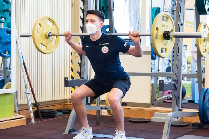 Maurice Litka bei seinen Rehabilitationsübungen in Boberg.<br>Foto: BG Klinikum Hamburg