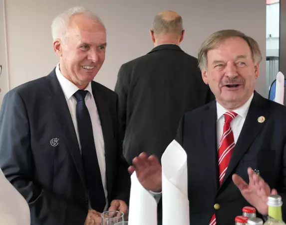 Joachim Masuch (links), hier mit Dirk Fischer (Präsident des Hamburger Fußball-Verbandes), nennt den Saison-Abbruch als Präsident des Landesfußballverbandes Mecklenburg-Vorpommern alternativlos. Foto: Landesfußballverband Mecklenburg-Vorpommern