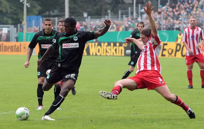 Zwar nicht im Luftduell, wohl aber im Bemühen, einen Torschuss abzublocken: Gunnar Hitscher im Trikot des Eimsbütteler TV (rechts) gegen Olivier Occéan von der SpVgg Greuther Fürth.<br>Foto: Imago Images / Eibner-Pressefoto