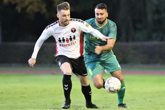 Bazier Sharifi (rechts), hier gegen Jan Düllberg vom SV Rugenbergen, bleibt bei Hamm United.